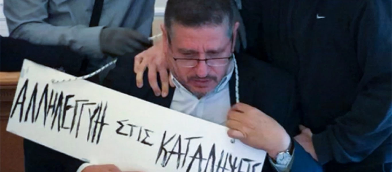 Ενώπιον του ανακριτή οι 8 που επιτέθηκαν στον πρύτανη του Οικονομικού Πανεπιστημίου